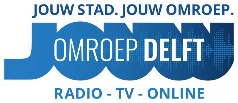 Radio DJ Juraini viert zijn verjaardag bij Omroep Delft